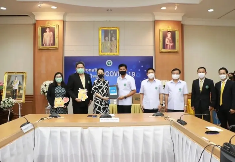 นางนวลพรรณ ล่ำซำ กรรมการผู้จัดการและประธา...