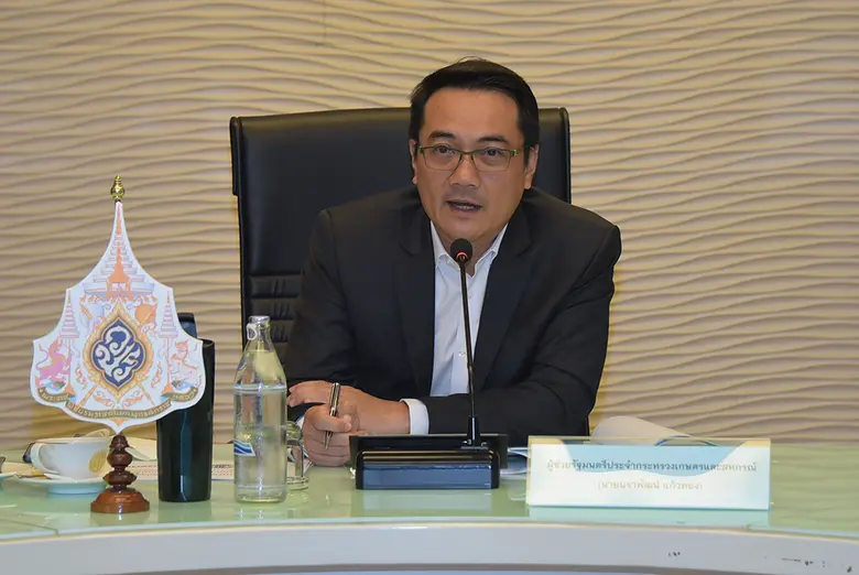 นายนราพัฒน์ แก้วทอง ผู้ช่วยรัฐมนตรีประจำก...