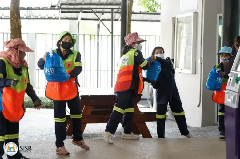 SISB บริจาคถุงยังชีพ 300 ชุด มูลค่า 100,000 บาทเพื่อช่วยเหลือผู้ยากไร้ในพื้นที่เขตวังทองหลาง