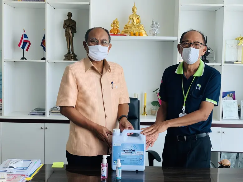 นายสืบพงศ์ เกตุนุติ (ขวา) ประธานกรรมการบร...