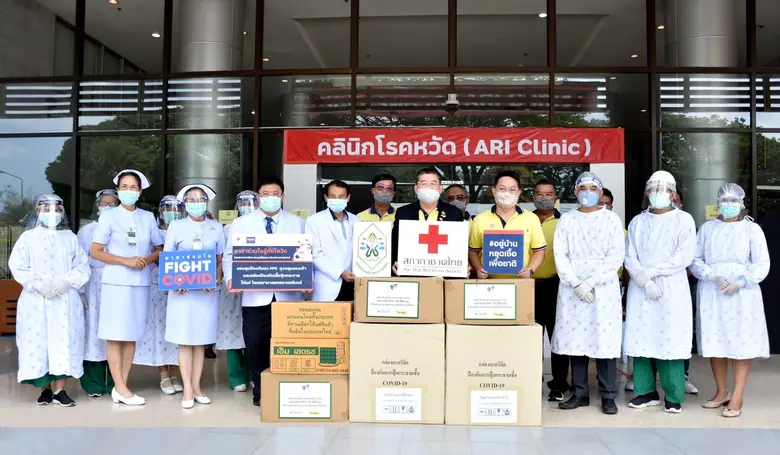 คุณชัยวัฒน์ อุทัยวรรณ์ (ที่ 5 จากขวา) ประ...