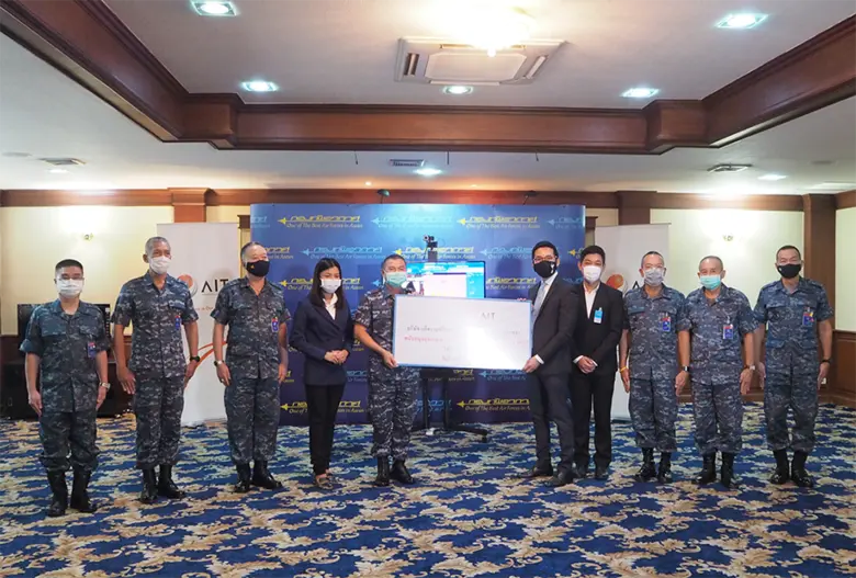 นายอภิชัย นิมจิรวัฒน์ (ที่ 5 จากขวา) รองก...