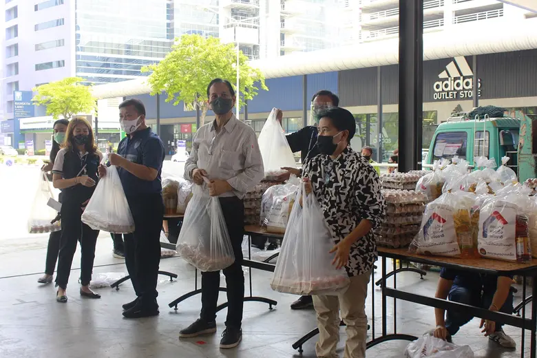 บางกอกแลนด์ นำโดย คุณภิญโญ ทองเจือ (กลาง)...