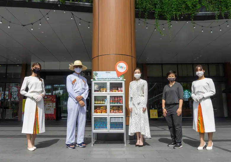 สุฐิตา โชติจุฬางกูร (ที่ 3 ซ้าย) ผู้ช่วยก...