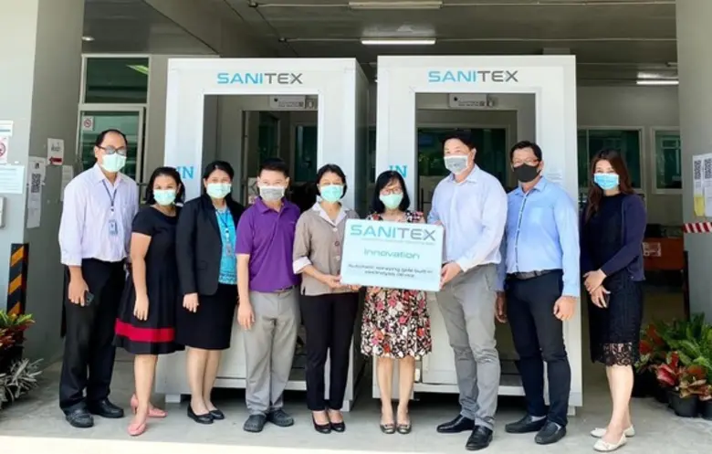 วิกรม เหลืองธำรงเจริญ (ที่ 3 จากขวา) ผู้ผ...