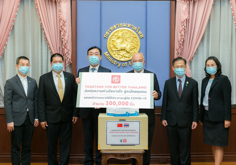 มิสเตอร์จาง ไห่โป (ที่ 3 จากซ้าย) กรรมการ...