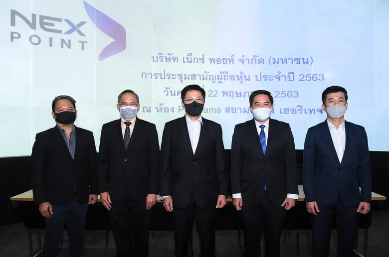 คุณเอนก ปิ่นวนิชย์กุล (กลาง) ประธานเจ้าหน...