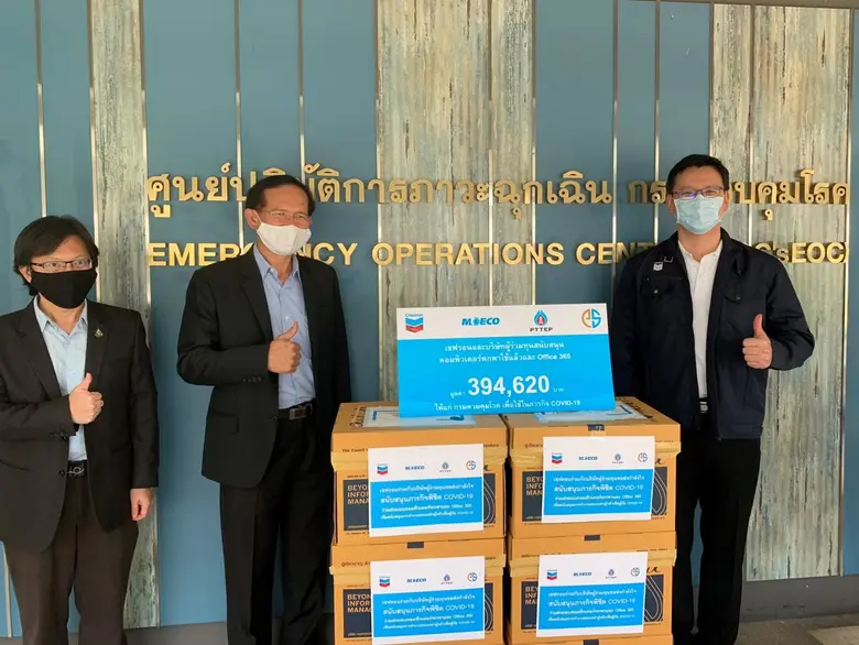 นายอาทิตย์ กริชพิพรรธ (ขวาสุด) ผู้จัดการใ...