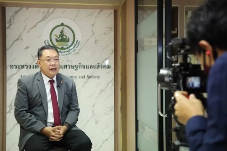 ผศ.(พิเศษ) นพ.พลวรรธน์ วิทูรกลชิต ผู้ตรวจ...