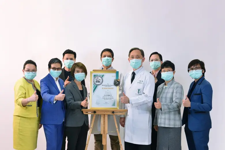 แพทย์บำรุงราษฎร์ของไทย รับรางวัลเกียรติยศ “Heroes of Humanity” ในฐานะตัวแทนนักรบชุดขาวที่ต่อสู้รับมือกับโควิด-19