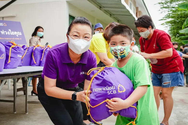 “SCB ห่วงใยคุณ” มอบเครื่องอุปโภค บริโภค บรรเทาความเดือดร้อนประชาชนจากสถานการณ์การแพร่ระบาดของไวรัสโควิด-19