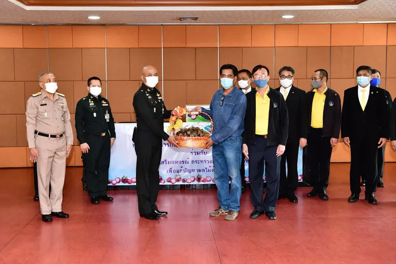 กระทรวงกลาโหมประสานกรมส่งเสริมสหกรณ์ช่วยเกษตรกรชาวสวนผลไม้ตะวันออก สั่งมังคุดคุณภาพจากสหกรณ์ 200.39 ตัน พร้อมส่งมอบกองบัญชาการทหารสูงสุดวันนี้