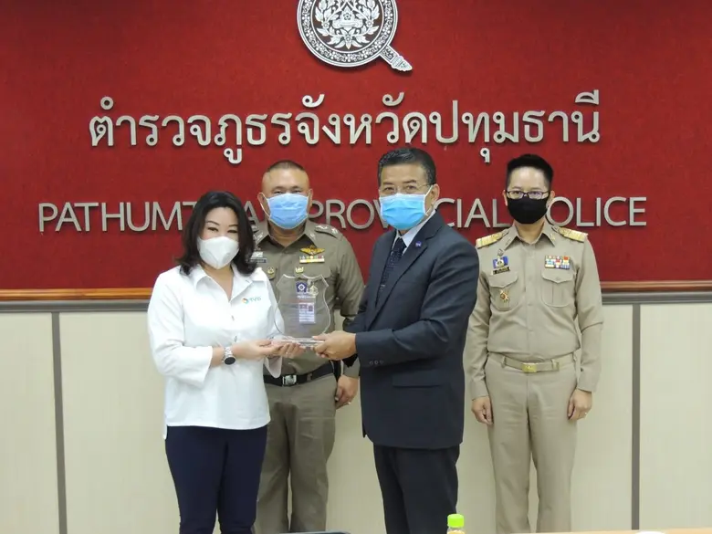 นางสาวละออศรี มัทธุรนนท์ (ซ้าย) ประธานเจ้...