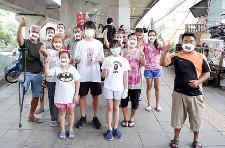 พี่น้องจิตอาสา "อัศวนิเวศน์" มอบหน้ากากที่ออกแบบพิเศษสำหรับคนหูหนวกโดยเฉพาะ