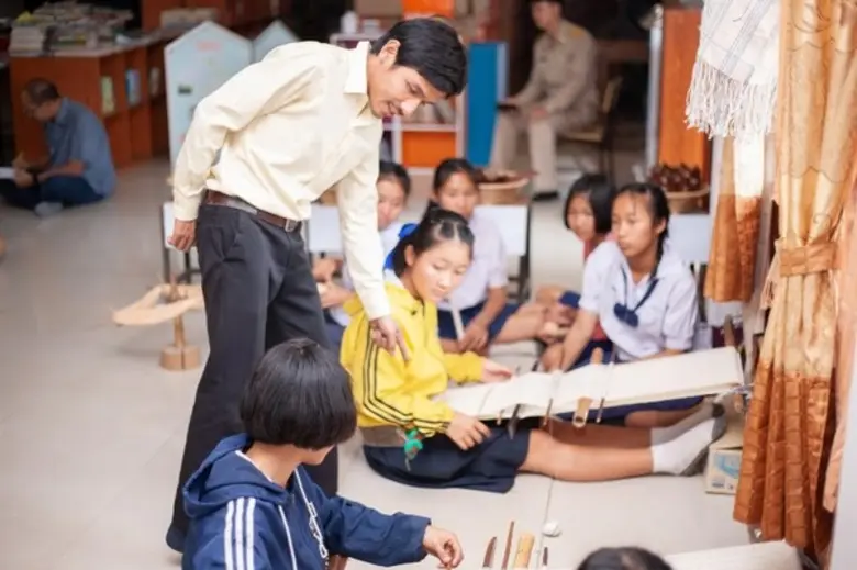 “ผ้าทอพื้นบ้าน” สานสายใยชุมชนที่ ร.ร.บ้านไม้ตะเคียน ซึมซับ “วิถี” เรียนรู้ “ภูมิปัญญา” เพื่อพัฒนาสู่ “ทักษะอาชีพ”
