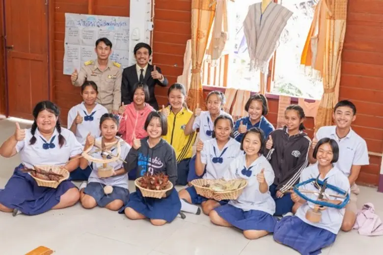 “ผ้าทอพื้นบ้าน” สานสายใยชุมชนที่ ร.ร.บ้านไม้ตะเคียน ซึมซับ “วิถี” เรียนรู้ “ภูมิปัญญา” เพื่อพัฒนาสู่ “ทักษะอาชีพ”