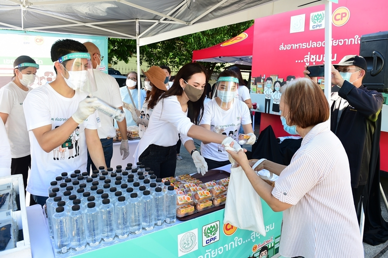 CEO ซีพีเอฟ ลงพื้นที่บางพลัด นำ CPF Food Truck เสิร์ฟอาหารอุ่นร้อนพร้อมทาน ครั้งที่ 11 พร้อมย้ำ! การ์ดอย่าตก ต้องช่วยกันดูแลตนเอง สู้ภัยโควิด-19