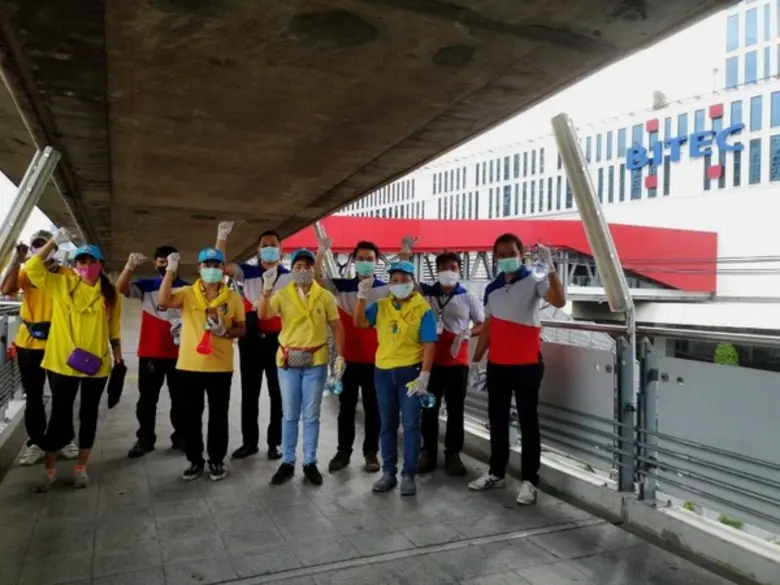 ไบเทค ร่วมกับสำนักงานเขตบางนา และประชาชนจิตอาสา ป้องกันโควิด-19 จัดกิจกรรมทำความสะอาดบริเวณสกายวอล์กช่วงสี่แยกบางนาถึง BTS บางนา