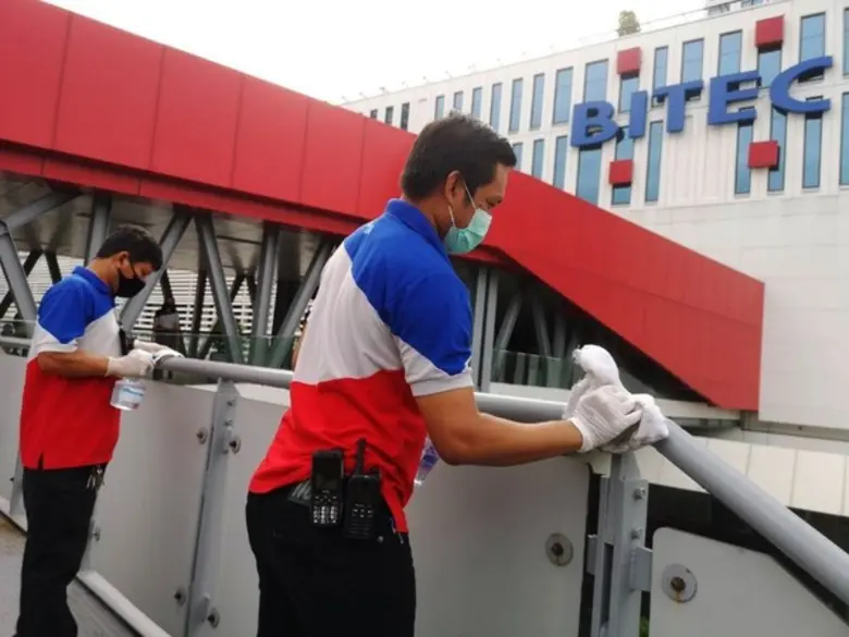 ไบเทค ร่วมกับสำนักงานเขตบางนา และประชาชนจิตอาสา ป้องกันโควิด-19 จัดกิจกรรมทำความสะอาดบริเวณสกายวอล์กช่วงสี่แยกบางนาถึง BTS บางนา
