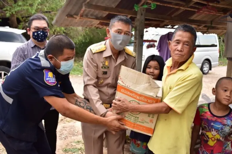 กองทัพเรือ ลงพื้นที่เยี่ยมผู้ป่วยติดเตียง พร้อมเติมข้าวสาร อาหารแห้งใส่ “ตู้เติมใจให้กัน” พื้นที่ อ.สามร้อยยอด จ.ประจวบคีรีขันธ์