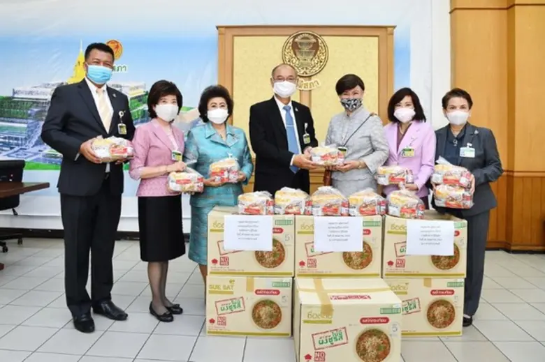 กลุ่มสตรีวุฒิสภา นำโดยดร. ศิรินา ปวโรฬารว...