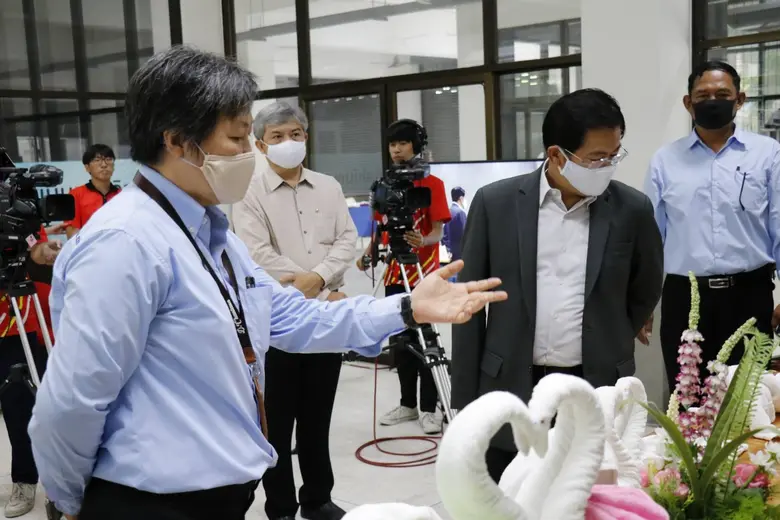 เลขา กอศ. ตรวจเยี่ยมการผลิตสื่อเพื่อการเรียนรู้และการเตรียมความพร้อมรับเปิดเทอมอาชีวะ