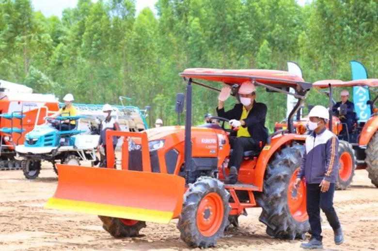 ก.แรงงาน จับมือเอกชน สร้างนักขับภาคเกษตร สู้ภัยโควิด-19