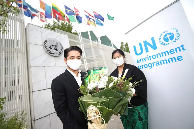 นางสาวอรญา หอมเศรษฐี (ขวา) ผู้จัดการอาวุโ...