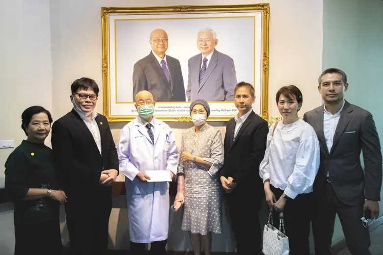 คุณนิภาภัทร สิหนาทกถากุล พร้อมครอบครัวมอบ...