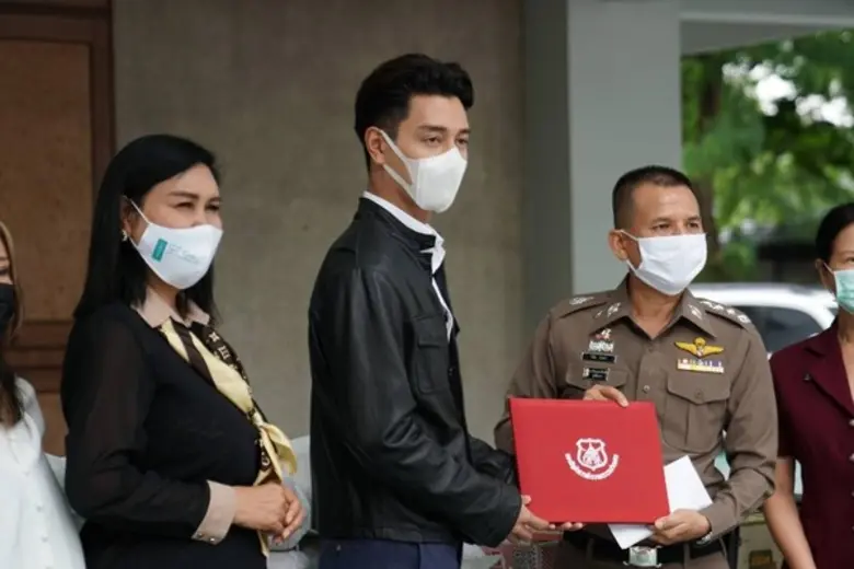 ภาพข่าว: คริสตินา บริจาคข้าวสารอาหารแห้ง ให้กับกองบัญชาการตชด.