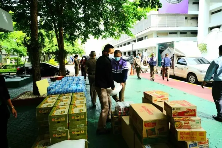 ภาพข่าว: คริสตินา บริจาคข้าวสารอาหารแห้ง ให้กับกองบัญชาการตชด.