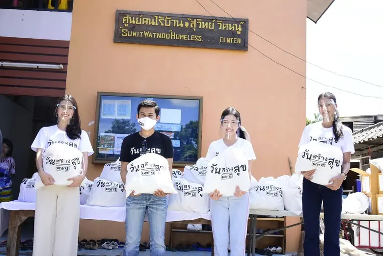 “แนท-เฟิร์น-เซียงเซียง” รวมพลังนางเอก!!  สร้างรอยยิ้มให้ชาวบ้าน กับโครงการ “วันสร้างสุข สู้ภัยโควิด-19”