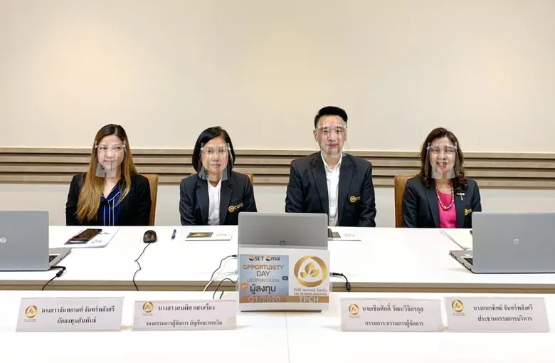 คุณกนกทิพย์ จันทร์พลังศรี (ที่ 1 จากขวา) ...