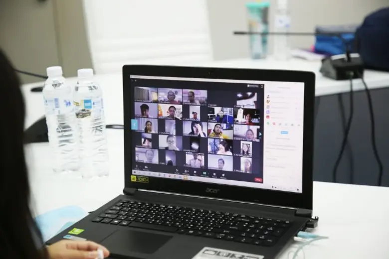 รองศาสตราจารย์ ดร.กุลธิดา ท้วมสุข คณบดีคณ...