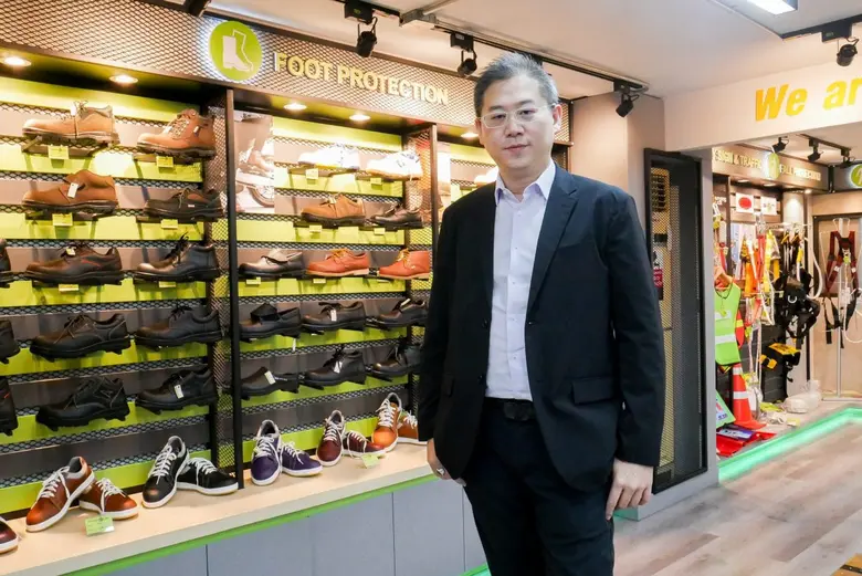 นายภูวสิษฏ์ วงษ์เจริญสิน ประธานเจ้าหน้าที...