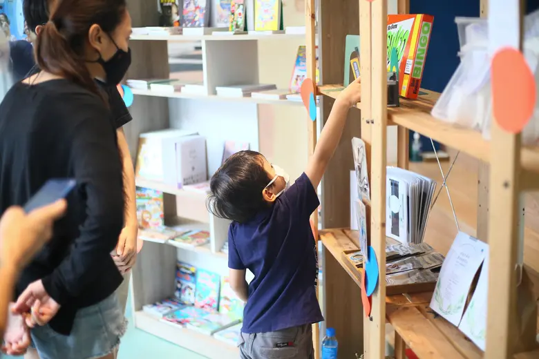 ทีเอ็มบี และธนชาต จุดประกายการเรียนรู้เยาวชนช่วงโควิด-19 เปลี่ยนศูนย์เรียนรู้ไฟ-ฟ้า สู่ “ศูนย์แบ่งปัน” ส่งต่อการให้อุปกรณ์การเรียนแก่เด็กในชุมชน