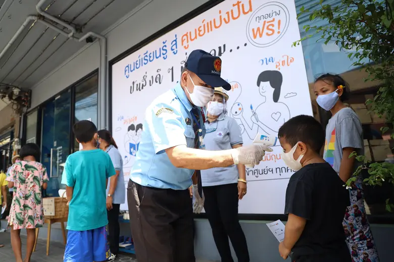 ทีเอ็มบี และธนชาต จุดประกายการเรียนรู้เยาวชนช่วงโควิด-19 เปลี่ยนศูนย์เรียนรู้ไฟ-ฟ้า สู่ “ศูนย์แบ่งปัน” ส่งต่อการให้อุปกรณ์การเรียนแก่เด็กในชุมชน