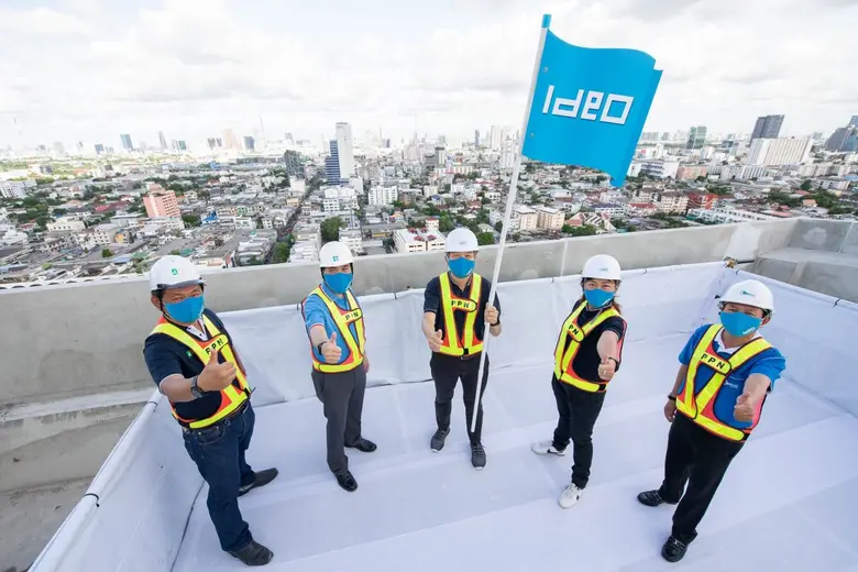 คุณวิโรจน์ กัปปิยจรรยา (คนกลาง) ประธานเจ้...