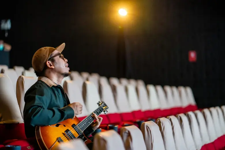 แว่นใหญ่ ( Wanyai) ศิลปินเดี่ยวและผู้ดูแล...