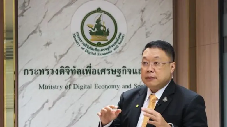 ผศ.(พิเศษ) นพ.พลวรรธน์ วิทูรกลชิต ผู้ตรวจ...