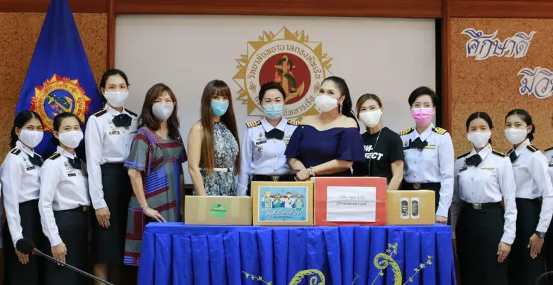 คุณบุ๋ม ตรีรัก รักการดี (ที่ 5 จากซ้าย) แ...