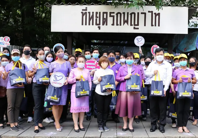 นางสาวขนิษฐา ตั้งวรสิทธิชัย (คนที่ 3 จากขวา) รักษาก...