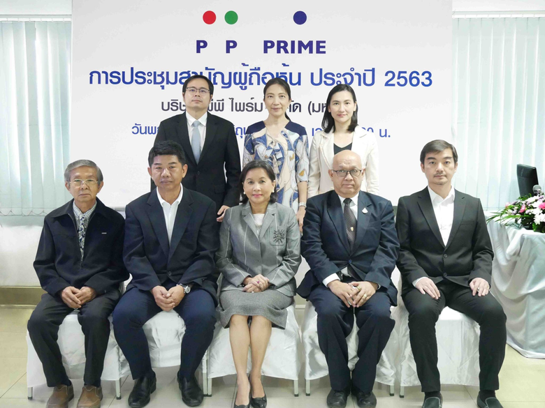 คุณน้ำค้าง พึ่งทอง ประธานกรรมการ (นั่งกลาง) คุณวรุณ...