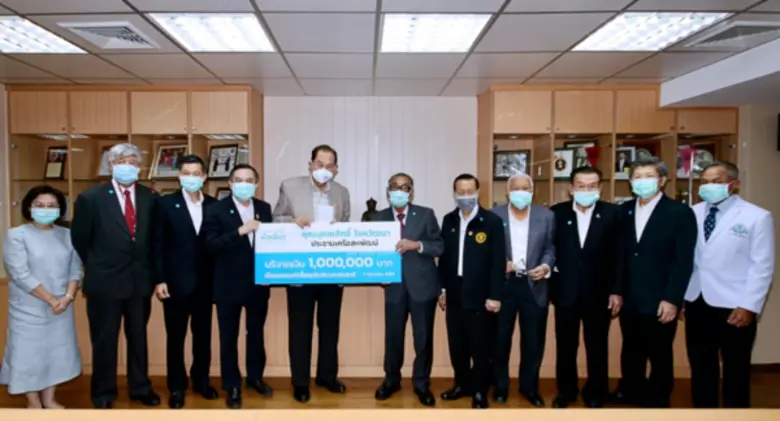 คุณบุณยสิทธิ์ โชควัฒนา (ที่ 5 จากซ้าย) ปร...