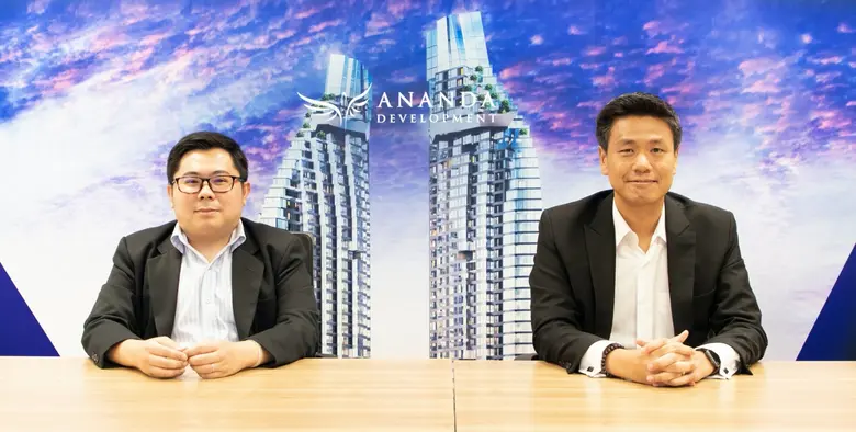 คุณชัยยุทธ ชุณหะชา (ขวา) ประธานเจ้าหน้าที...