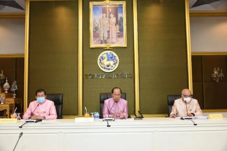 ผศ.(พิเศษ) นพ.พลวรรธน์ วิทูรกลชิต ผู้ตรวจ...