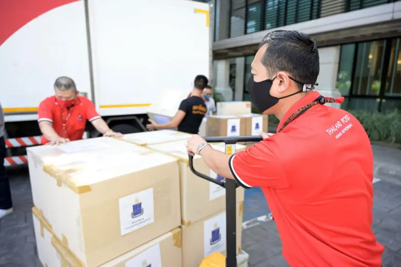 ไปรษณีย์ไทย สนับสนุนมูลนิธิชัยพัฒนา ส่งต่ออุปกรณ์การแพทย์ – สิ่งของจำเป็น แก่โรงพยาบาล หน่วยงาน ชุมชนทั่วประเทศ