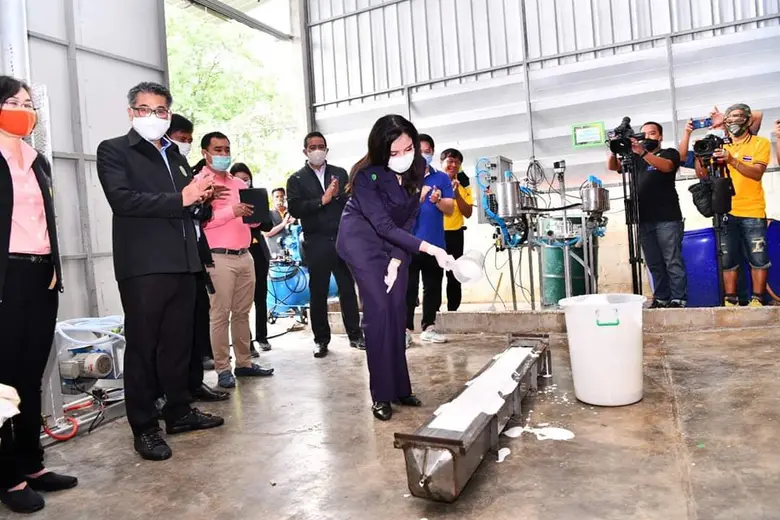 รมช.มนัญญาลงพื้นที่จังหวัดจันทบุรีเดินหน้าหนุนสหกรณ์แปรรูปยางพาราเพิ่มมูลค่า