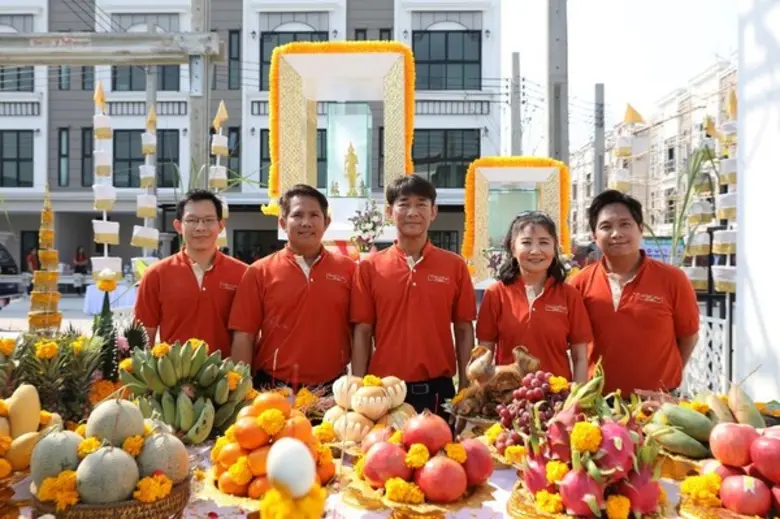 สุนทร สถาพร (ที่ 3 จากซ้าย) กรรมการผู้จัด...