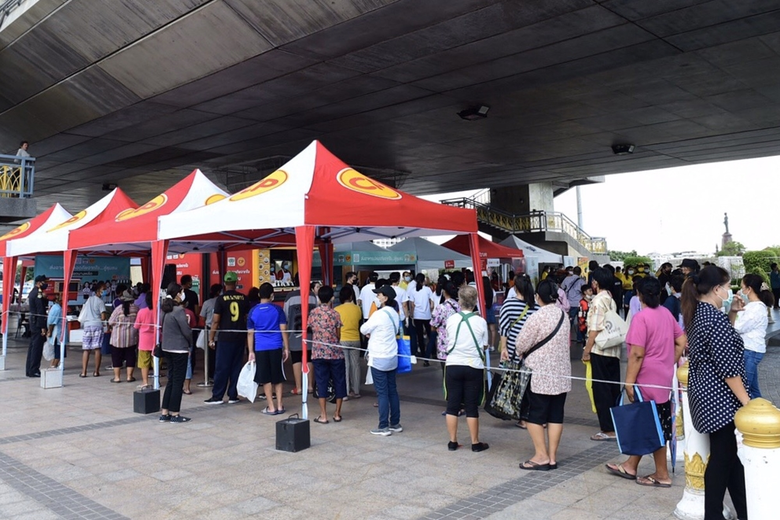 ก.เกษตร - ซีพีเอฟ ส่งรถ Food Truck เสิร์ฟอาหารอุ่นร้อน ครั้งที่ 23  เติมอิ่มให้ชาวชุมชนใต้สะพานพระราม 8 บรรเทาผลกระทบจากโควิด-19